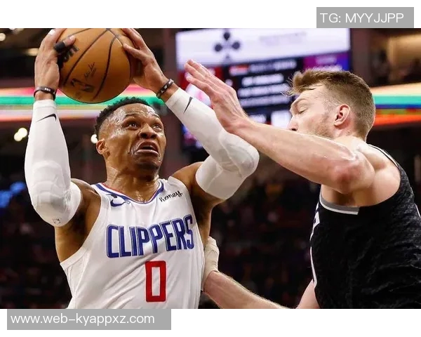 杰伦布朗对裁判漏判乔治铲翻表示愤怒认为这种情况不可接受